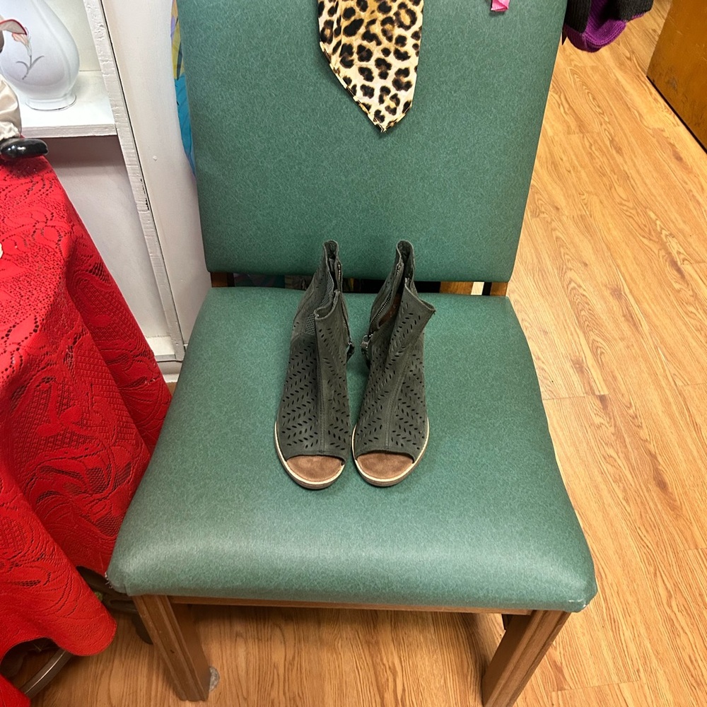 🛍️ Toms Ladies 7.5 green eyelet boots
